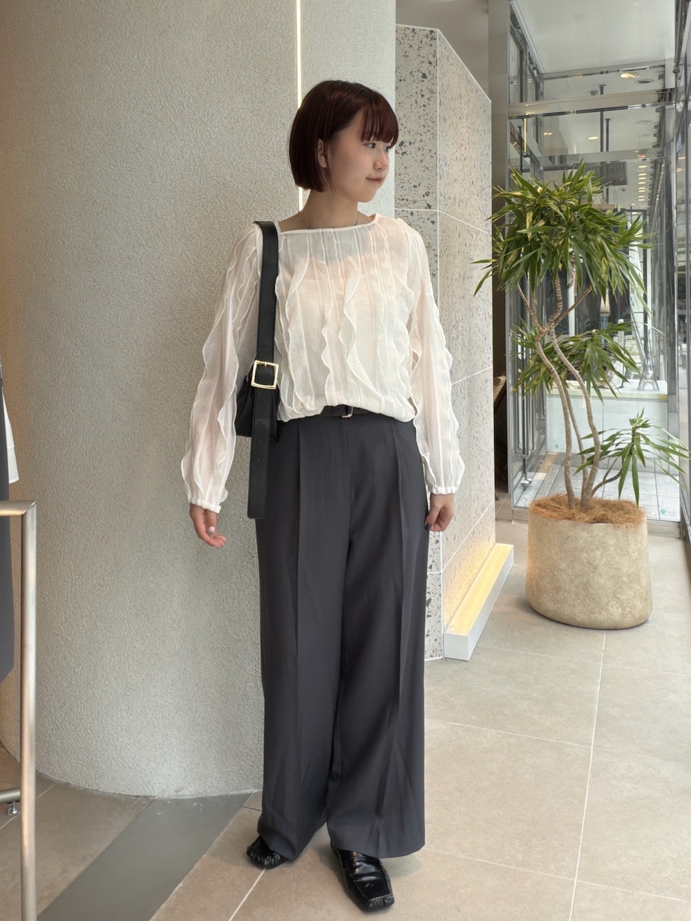 ホワイト系のTシャツ/カットソー、グレー系のその他パンツ、ブラック系のショルダーバッグを着用したレディースの秋コーディネートの1枚目の写真