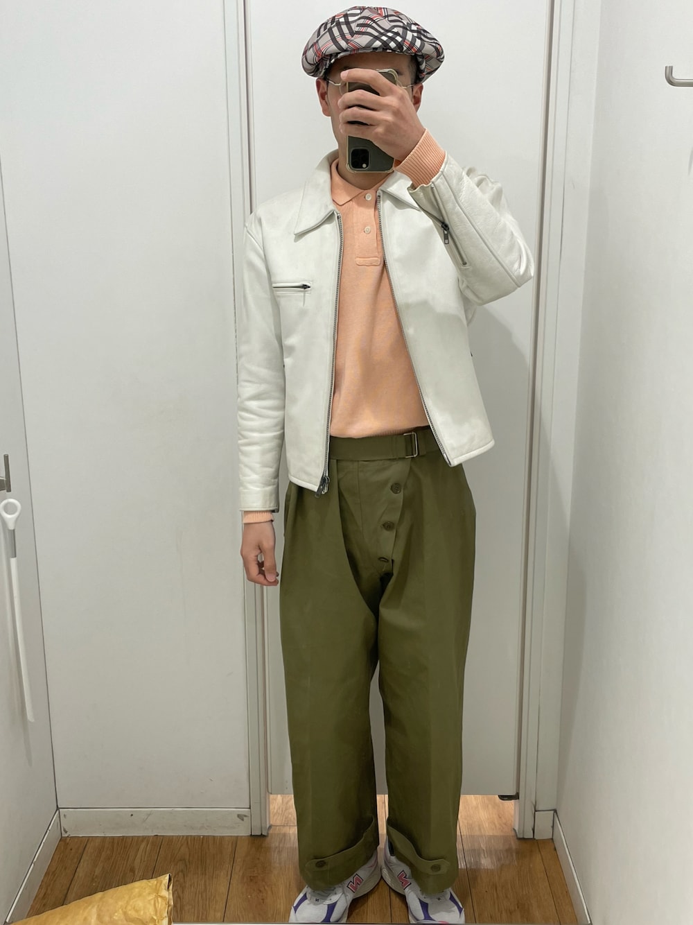 「休日コーデ、春、春服コーデ、ポロシャツ、オーバーパンツ、イタリア軍、ライダース、キャスケット、Anne et Valentin、2002R、ニューバランス」｜「NEW BALANCEのM2002R（スニーカー、グレー系）」を使った、山葵茶漬けさん（メンズ・180cm）の春コーディネートの1枚目の写真