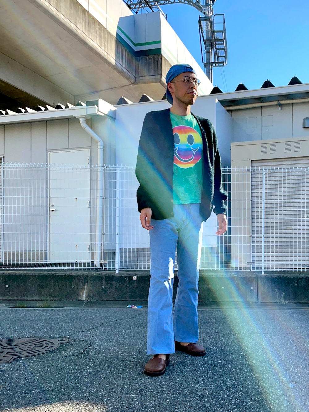 「秋ルック紹介するよ、秋冬コーデ、70's、TOWNCRAFT、ピースマーク、タイダイ、コーデュロイパンツ、646、めがね」｜「FERNAND LEATHERのアイテム（サンダル、ブラウン系）」を使った、山葵茶漬けさん（メンズ・180cm）の秋コーディネートの1枚目の写真