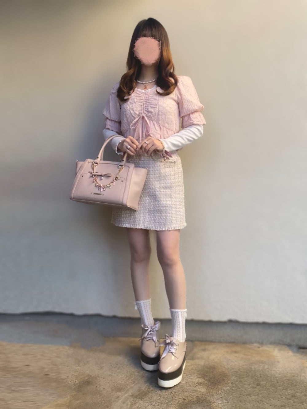 ピンク系のシャツ/ブラウス、ホワイト系のTシャツ/カットソー、ベージュ系のスカートを着用したレディースの春コーディネートの1枚目の写真
