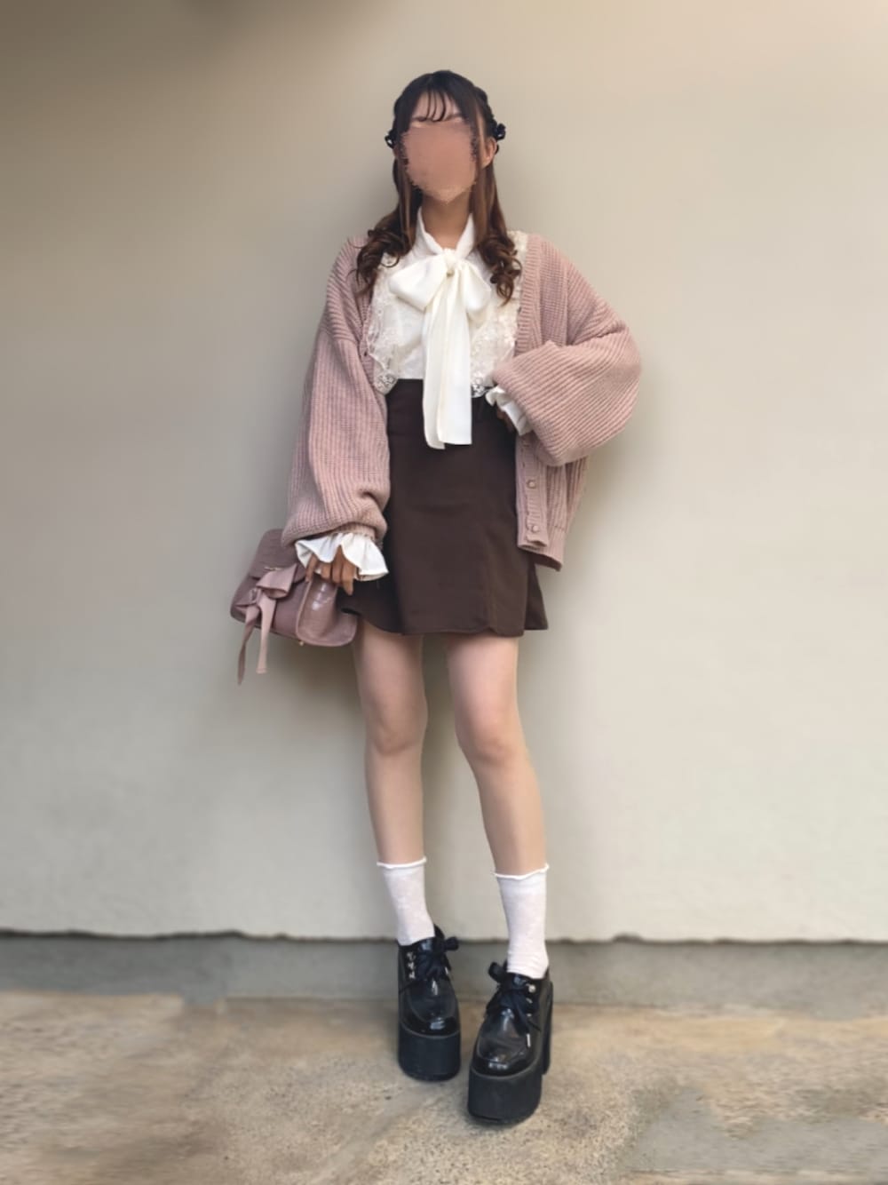 「いいね、save、フォローお願いします🤑、ガーリー、フェミニン、プチプラ、プチプラコーデ、秋コーデ、骨格ストレート、カーディガン、ボウタイブラウス、ニット、ハイウエスト、ボリューム袖、ゆるニット」｜「apres jourのレース×ボウタイブラウス【ZOZOTOWN限定アイテム】（シャツ/ブラウス、ホワイト系）」を使った、🐰ㅤメ ｲ ﾒ ｲㅤ🐰さん（骨格ストレート・レディース・154cm）の秋コーディネートの1枚目の写真