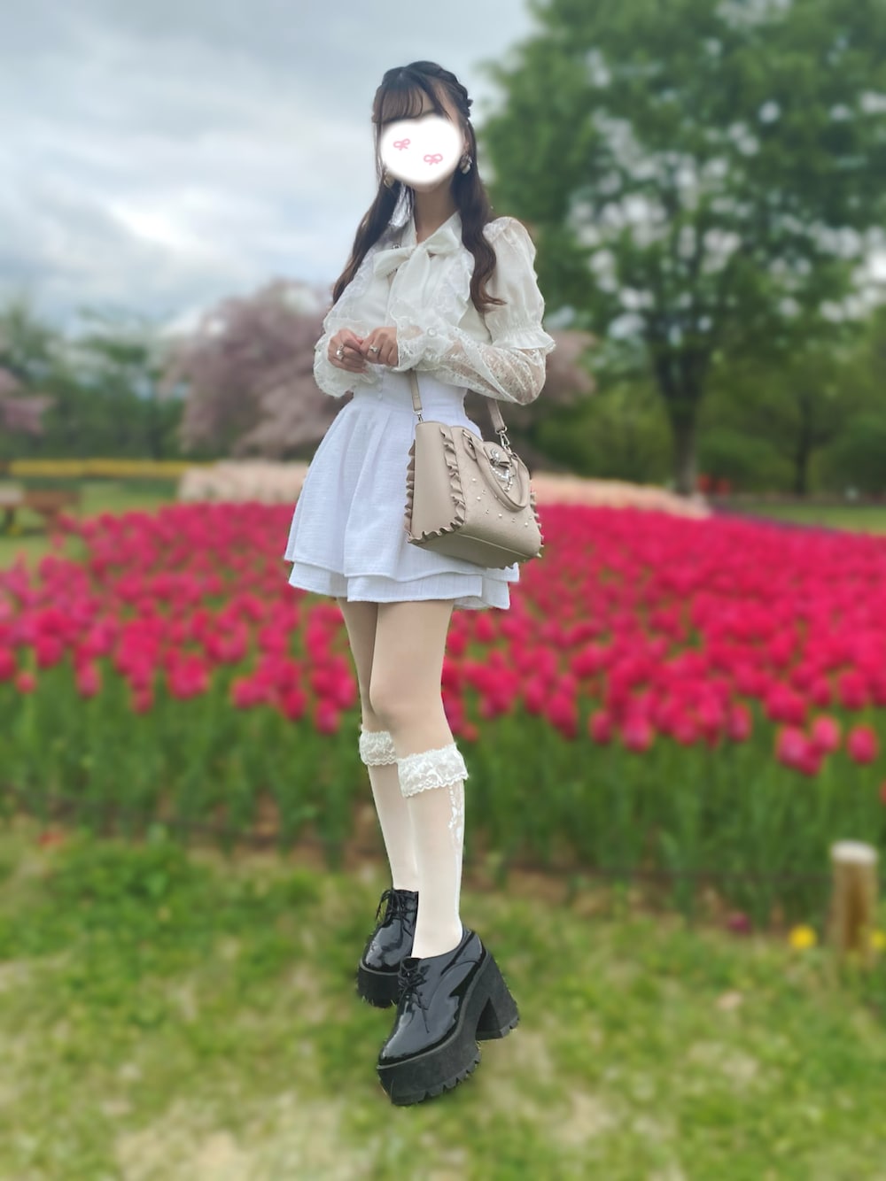 「いいね、save、フォローお願いします🤑、ガーリー、フェミニン、量産型、量産型ヲタク、量産型女子、ホワイト、ホワイトコーデ、骨格ストレート、ボウタイブラウス、アームウォーマー、ツイード、ツイードスカート、ハイウエスト、スタイルアップ」｜「evelynのフリルリボンBS（シャツ/ブラウス、ホワイト系）」を使った、🐰ㅤメ ｲ ﾒ ｲㅤ🐰さん（骨格ストレート・レディース・154cm）の春コーディネートの1枚目の写真