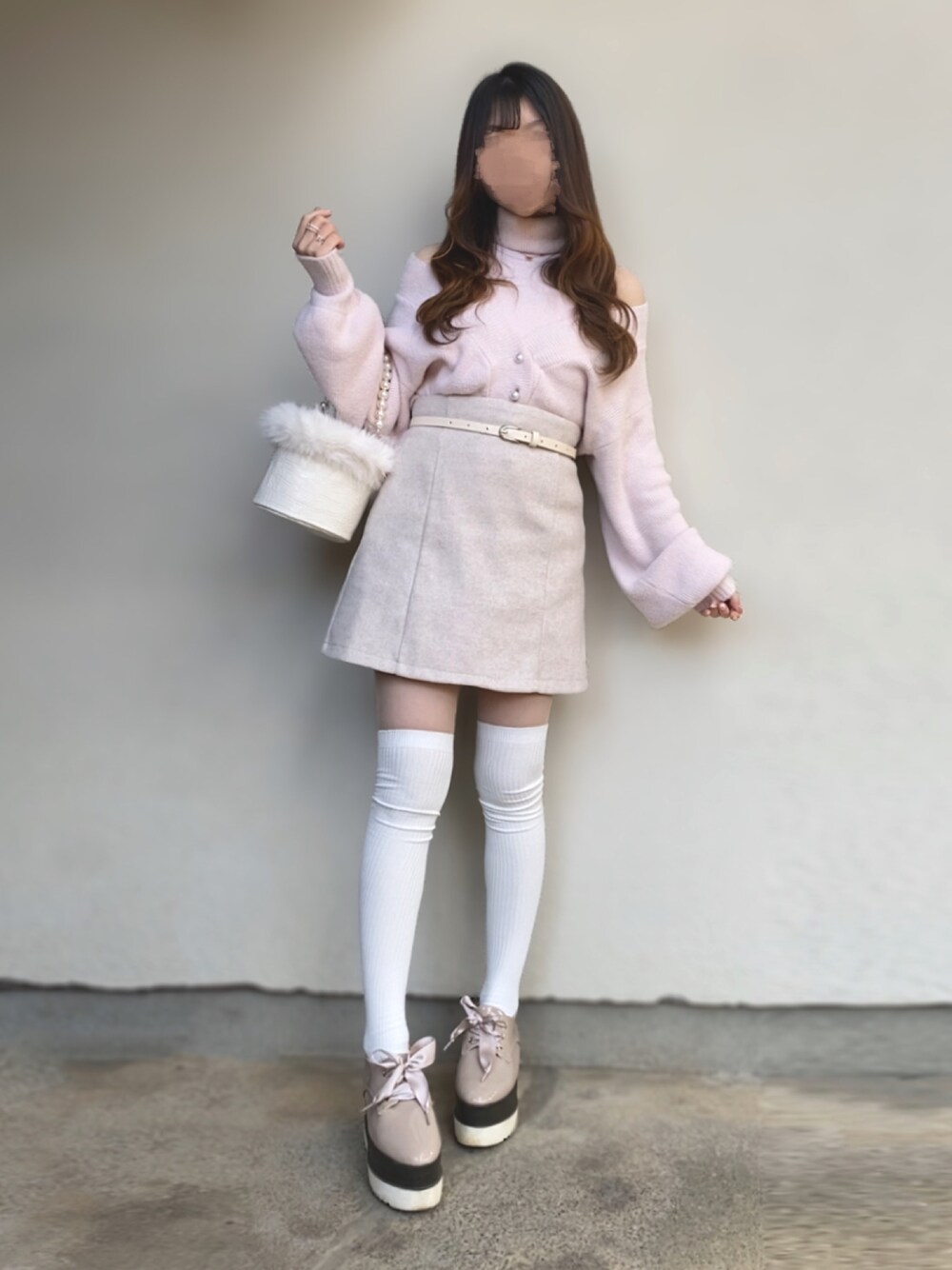 「いいね、save、フォローお願いします🤑、ガーリー、フェミニン、量産型、淡色コーデ、かわいい、骨格ストレート、タートルネック、あざとかわいい、ハイウエスト、冬コーデ、ピンクニット、肩あき」｜「one after another NICE CLAUPのフェミニンな印象。パールボタンカーディガン＋ハイネックインナーセット（カーディガン/ボレロ、ピンク系）」を使った、🐰ㅤメ ｲ ﾒ ｲㅤ🐰さん（骨格ストレート・レディース・154cm）の冬コーディネートの1枚目の写真