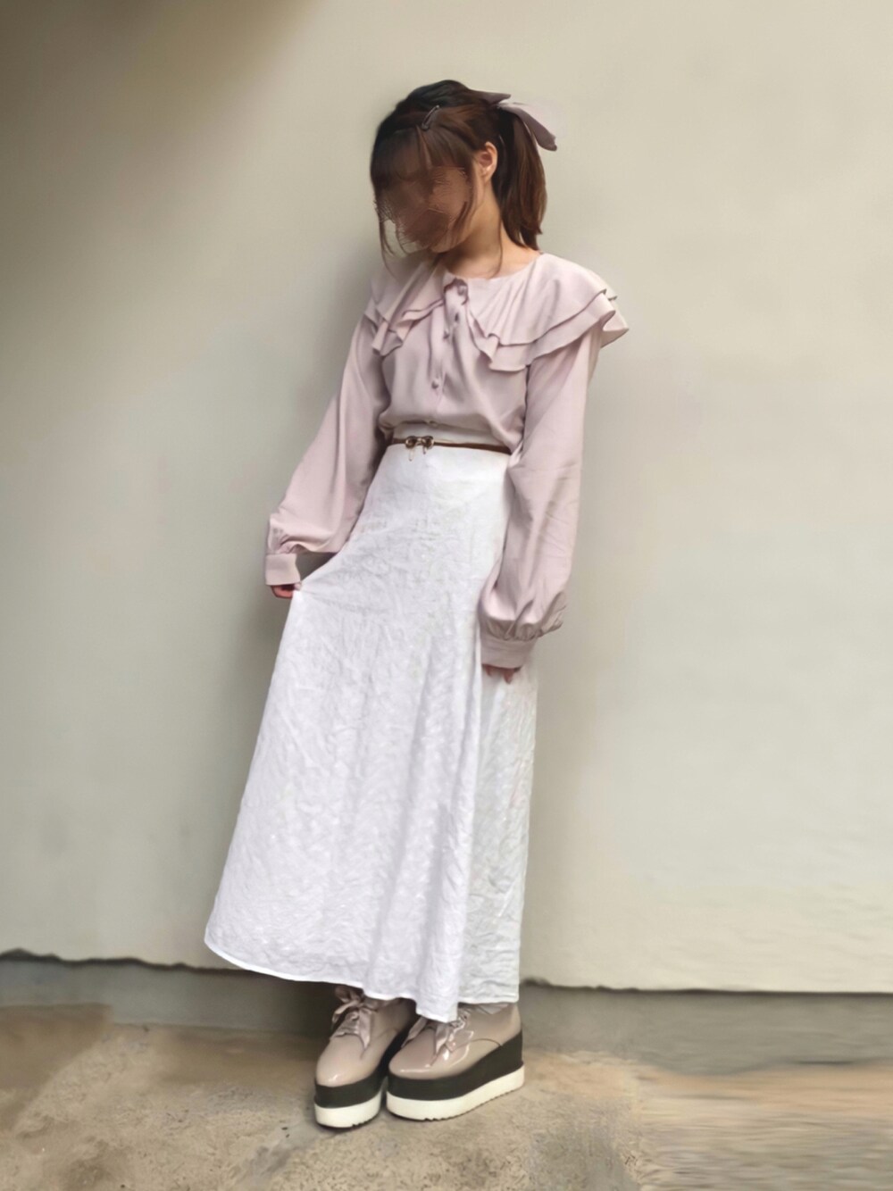 ピンク系のシャツ/ブラウス、ホワイト系のスカート、ピンク系のその他シューズを着用したレディースの夏コーディネートの1枚目の写真