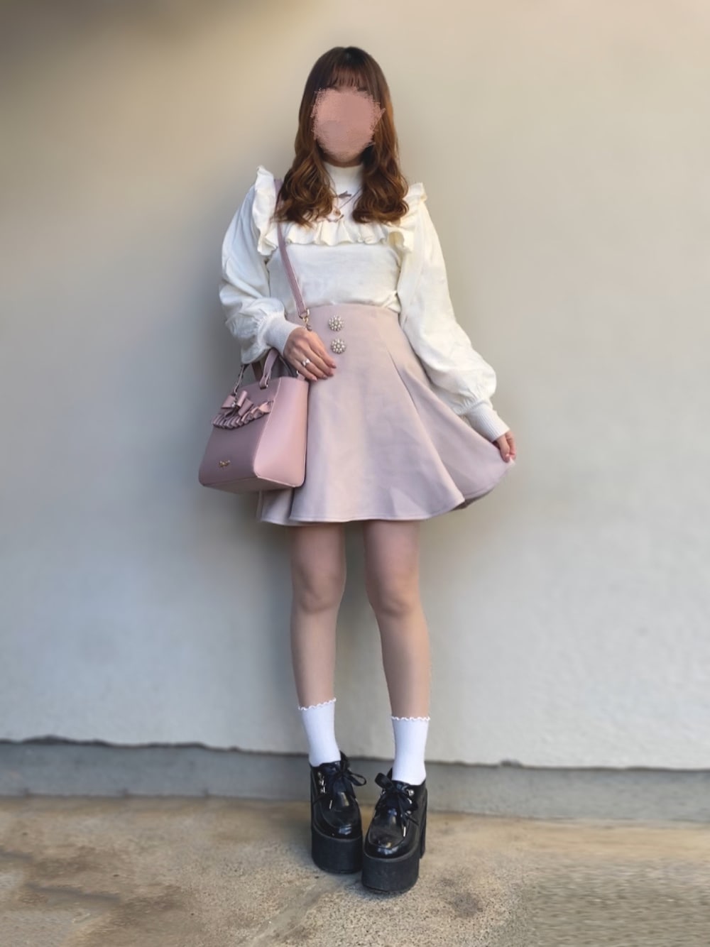 「いいね、save、フォローお願いします🤑、量産型、ガーリー、フェミニン、白ニット、骨格ストレート、evelyn、フレアスカート、冬、冬コーデ、低身長、ピンク、ボリューム袖、かわいい」｜「evelynのアイテム（ニット/セーター、ホワイト系）」を使った、🐰ㅤメ ｲ ﾒ ｲㅤ🐰さん（レディース・153cm）の冬コーディネートの1枚目の写真