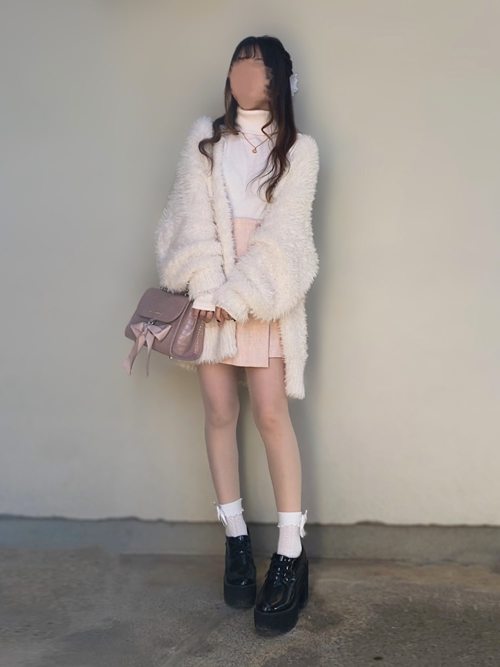 「いいね、save、フォローお願いします🤑、ガーリー、フェミニン、淡色コーデ、ワントーンコーデ、ホワイト、ピンク、骨格ストレート、タートルネック、あざとかわいい、フェザー、ボリューム袖、ツイード、スタイルアップ、かわいい」｜「one after another NICE CLAUPのスタイリングをアップデートする。NCイニシャルハイネックトップス（Tシャツ/カットソー、ピンク系）」を使った、🐰ㅤメ ｲ ﾒ ｲㅤ🐰さん（骨格ストレート・レディース・154cm）の冬コーディネートの1枚目の写真