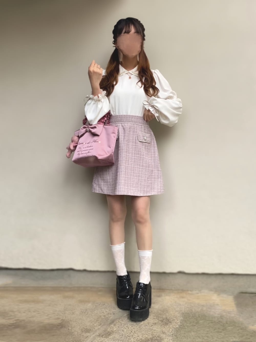 「いいね、save、フォローお願いします🤑、ガーリー、フェミニン、量産型、量産型コーデ、かわいい、evelyn、骨格ストレート、ツイード、ツイードスカート、ピンク、パール、ボリューム袖、ブラウス、キレイめ」｜「evelynのクシュっと袖パール襟BS（シャツ/ブラウス、ホワイト系）」を使った、🐰ㅤメ ｲ ﾒ ｲㅤ🐰さん（骨格ストレート・レディース・154cm）の秋コーディネートの1枚目の写真