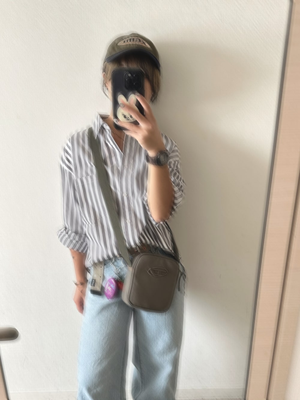 「カジュアルコーデ、シンプルコーデ、キーホルダー、キャップコーデ、清楚系ストリート、パンツスタイル、パンツコーデ、夏秋ミックス」｜「GUのアイテム（パンツ、ブルー系）」を使った、ぶらっき〜さん（レディース・152cm）の秋コーディネートの1枚目の写真