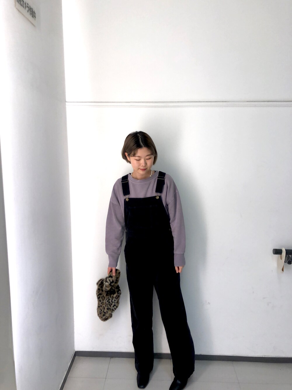 「ootd、秋のコーデ、高身長女子、おしゃれさんと繋がりたい、ショートブーツ」｜「URBAN RESEARCHのコットンリネンオーバーオール（サロペット/オーバーオール、ブラック系）」を使った、sevenxfiveさん（レディース・165cm）の秋コーディネートの1枚目の写真