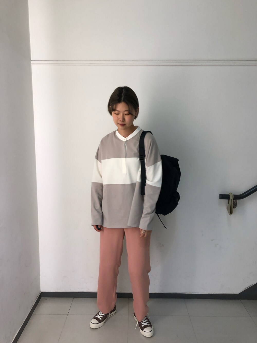 グレー系のTシャツ/カットソー、ピンク系のその他パンツ、ブラウン系のスニーカーを着用したレディースの秋コーディネートの1枚目の写真