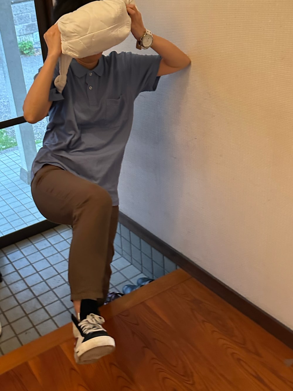 「スニーカー、ラッキーカラーはスカイブルー、事務の人、水曜日のたつきてぃーどうでしょう、7月っ、12日っ、あたらしいやーつ、チャリで来た、チャリ通勤、梅雨(天パ強め)、梅雨たつきてぃー」｜「ワークマンのアイテム（ポロシャツ、ブルー系）」を使った、🐸🐸たつきてぃー🧸さん（レディース・163cm）の夏コーディネートの1枚目の写真