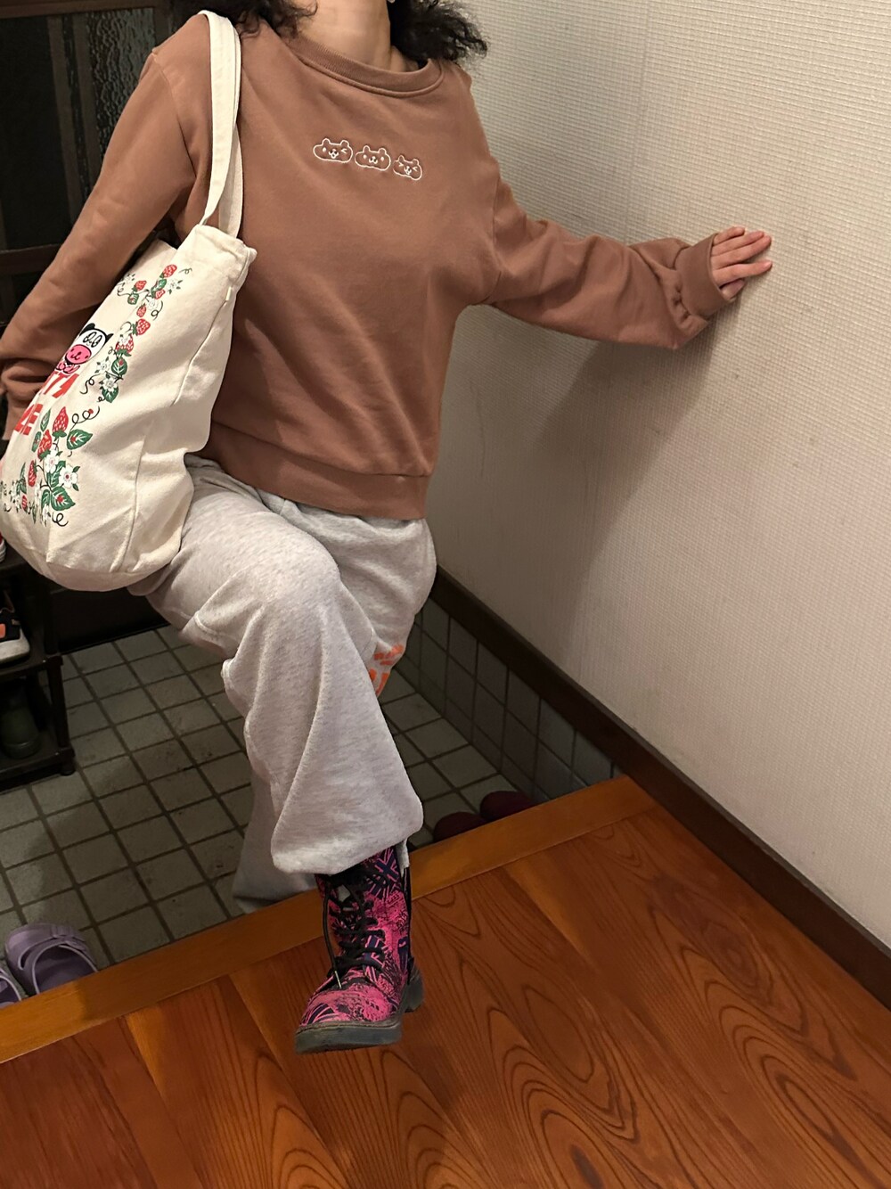 「淡色コーデ、春服デビュー宣言、春たつきてぃー、事務の人、3月っ、18日っ、土曜日のたつきてぃー、れんきゅー、ラッキーカラーは茶色」｜「べティーズブルーのアイテム（スウェット、ブラウン系）」を使った、🐸🐸たつきてぃー🧸さん（レディース・163cm）の春コーディネートの1枚目の写真