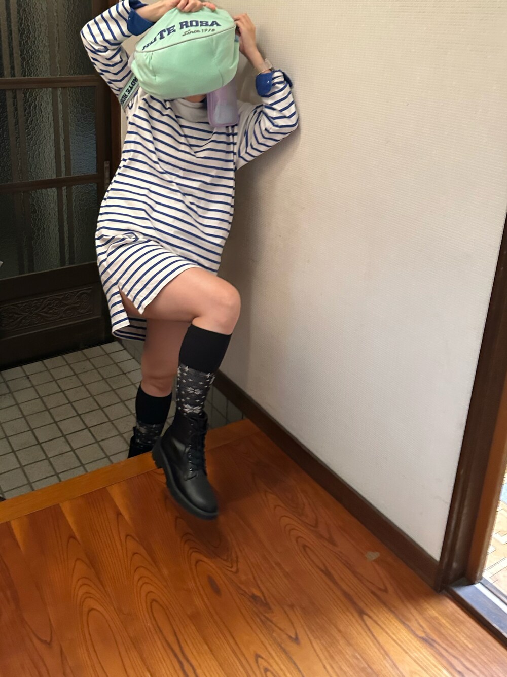 「レイヤードスタイル、秋コーデ、秋たつきてぃー、ラッキーカラーは青、事務の人、水曜日のたつきてぃーどうでしょう、10月っっ、30日っ、ボーダー、ワンピース、ブーツ」｜「UNIQLOのボーダーボートネックワンピース（長袖）（ワンピース、ブルー系）」を使った、🐸🐸たつきてぃー🧸さん（レディース・163cm）の秋コーディネートの1枚目の写真