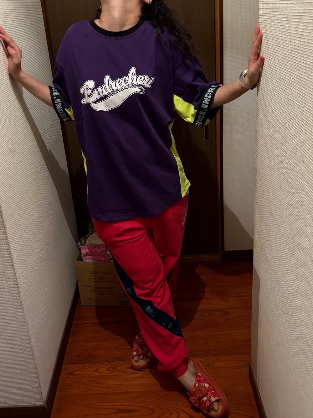 「あたらしいやーつ、ラッキーカラーはムラサキ、ラッキーカラーは赤、事務の人の休日、土曜日のたつきてぃー、ごがつっ、夏たつきてぃー、17日っ、カラーパンツ」｜「.ENDRECHERI.のアイテム（Tシャツ/カットソー、パープル系）」を使った、🐸🐸たつきてぃー🧸さん（レディース・163cm）の春コーディネートの1枚目の写真