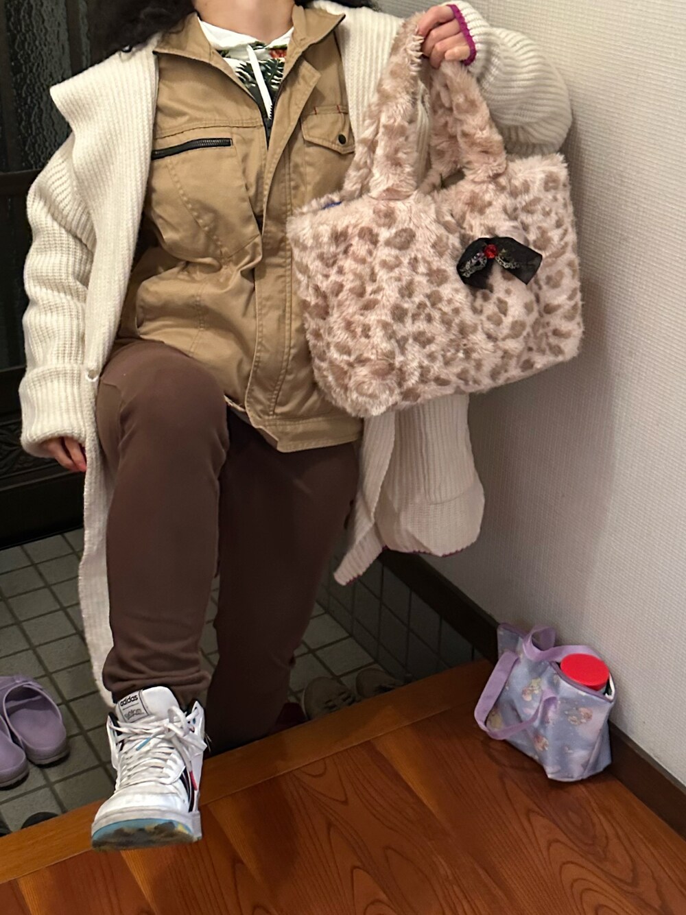 「春服デビュー宣言、3月っ、2日っ、木曜日のたつきてぃー、事務の人、ラッキーカラーは白」｜「ワイルドワンのアイテム（チノパンツ、グリーン系）」を使った、🐸🐸たつきてぃー🧸さん（レディース・163cm）の春コーディネートの1枚目の写真