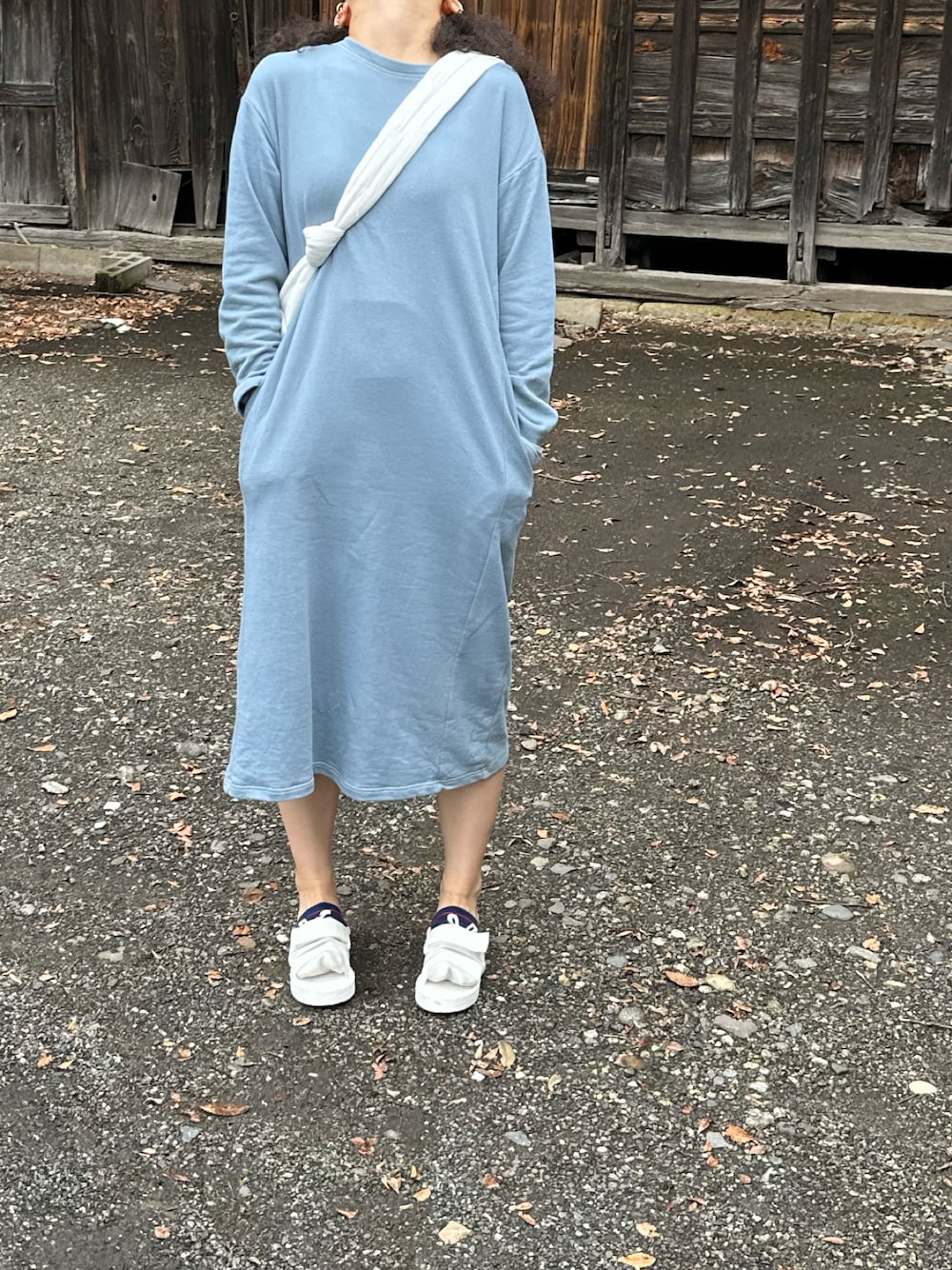 「秋コーデ、ワンピース、ラッキーカラーは白、日曜日のたつきてぃー、秋服まるっと大公開、秋たつきてぃー、10月っっ、1日っ、サンダル」｜「ワイルドワンのアイテム（ワンピース、ブルー系）」を使った、🐸🐸たつきてぃー🧸さん（レディース・163cm）の秋コーディネートの1枚目の写真