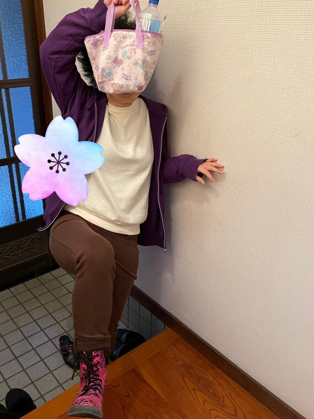 「ブーツ、ラッキーカラーはバイオレット、事務の人、木曜日のたつきてぃー、4月っ、14日っ」｜「R e m i xのアイテム（スウェット、ホワイト系）」を使った、🐸🐸たつきてぃー🧸さん（レディース・162cm）の春コーディネートの1枚目の写真