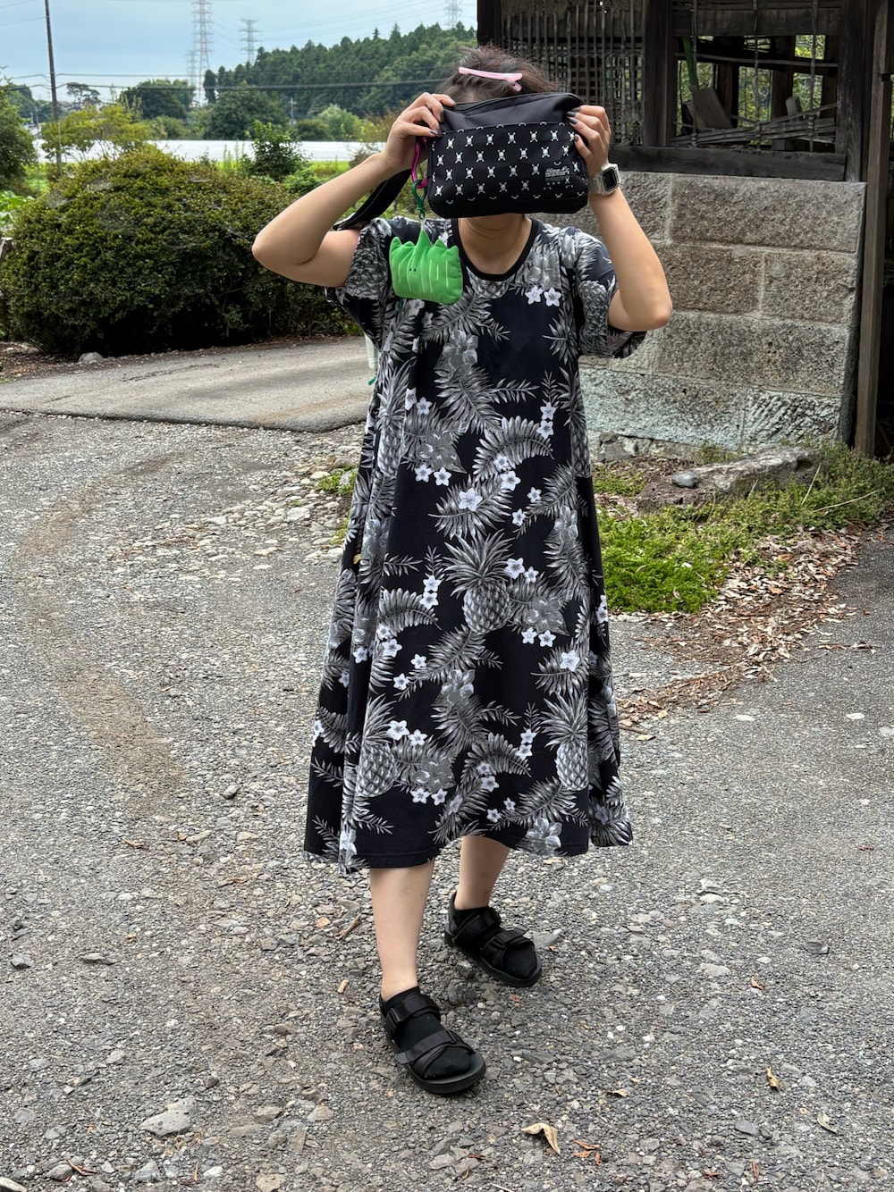 「ワンピース、事務の人、秋たつきてぃー、8月っ、９日っ、土曜日のたつきてぃー、サンダルに靴下、ショルダーバッグ、ラッキーカラーは黒」｜「G-SHOCKの40th Anniversary CLEAR REMIX / DW-5040RX-7JR（デジタル腕時計、その他）」を使った、🐸🐸たつきてぃー🧸さん（レディース・162cm）の夏コーディネートの1枚目の写真