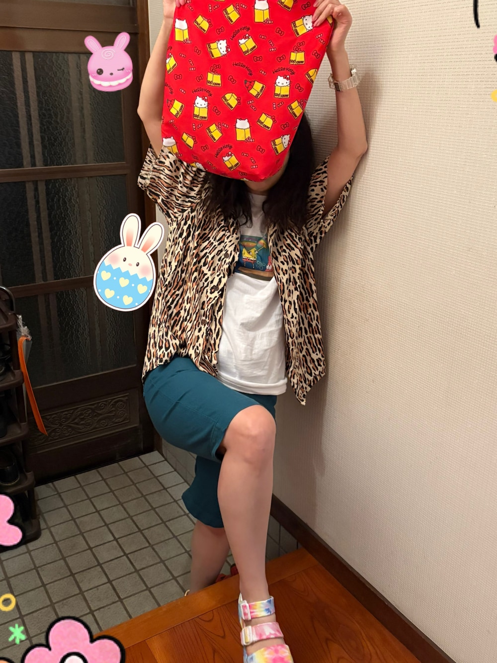 「ラッキーカラーは緑、事務の人の休日、事務の人の祝日、じーだぶりゅー、トートバッグ、サンダル、ごがつっ、3日っ、あなたの街にたつきてぃーが行く、レイヤードスタイル、ハーフパンツ、レオパード、キャラT、春たつきてぃー」｜「PLAZAのアイテム（Tシャツ/カットソー、ホワイト系）」を使った、🐸🐸たつきてぃー🧸さん（レディース・163cm）の春コーディネートの1枚目の写真