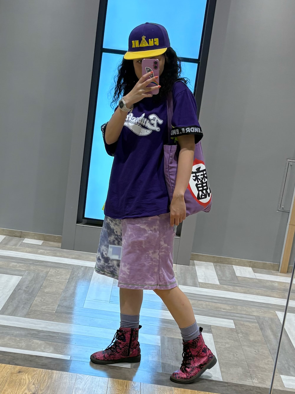 「ラッキーカラーはパープル、事務の人の休日、火サスならぬ火たつ、ハーフパンツ、ブーツ、キャップ、トートバッグ、６月っ、10日っ、雨たつき、梅雨たつきてぃー、ルーズソックス、野球Tシャツ、梅雨(天パ強め)」｜「Candy StripperのTIE DYE SWITCHED ハーフパンツ（その他パンツ、ブルー系）」を使った、🐸🐸たつきてぃー🧸さん（レディース・162cm）の夏コーディネートの1枚目の写真