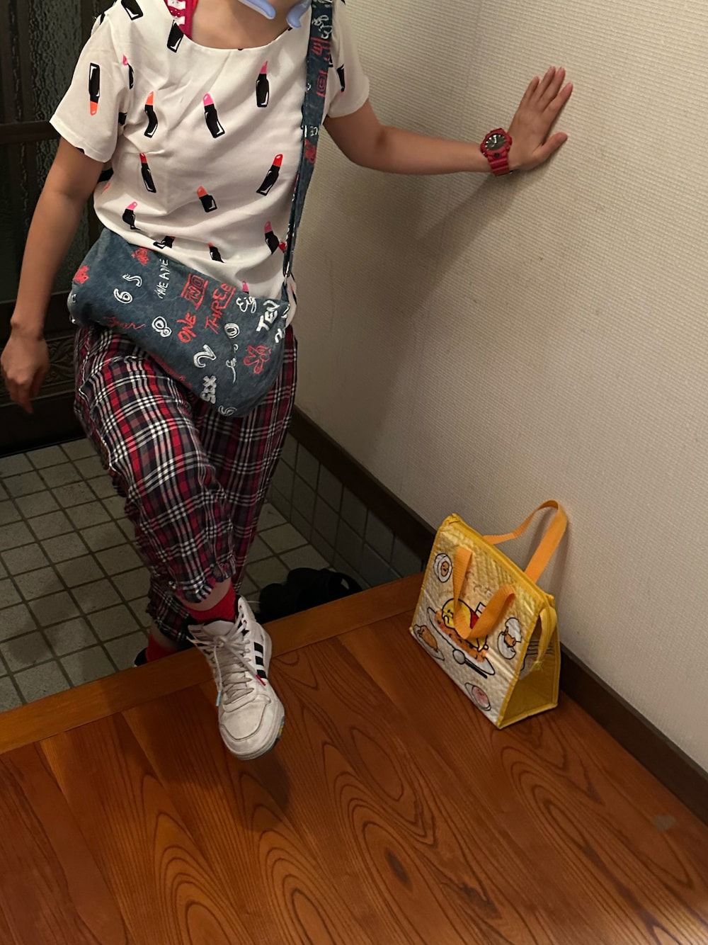 「ガラガラヘビ、ラッキーカラーは赤、事務の人、夏たつきてぃー、火サスならぬ火たつ、8月っ、22日っ、スニーカー、チェックパンツ、ショルダーバッグ、デニム」｜「ELRODEOのアイテム（パンツ、その他）」を使った、🐸🐸たつきてぃー🧸さん（レディース・163cm）の夏コーディネートの1枚目の写真