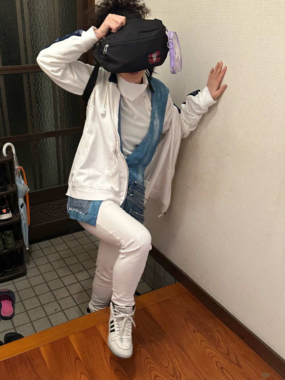 「ベスト、ラッキーカラーは白、事務の人、火サスならぬ火たつ、ごがつっ、春たつきてぃー、チャリ通勤、14日っ、デニム」｜「R e m i xのアイテム（シャツ/ブラウス、ホワイト系）」を使った、🐸🐸たつきてぃー🧸さん（レディース・162cm）の春コーディネートの1枚目の写真