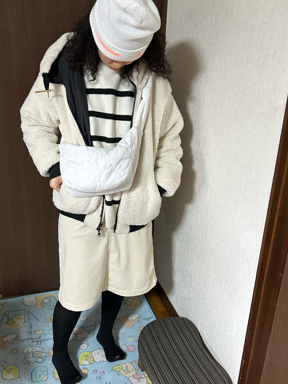 「冬コーデ、ラッキーカラーは白、事務の人の休日、日曜日のたつきてぃー、冬たつきてぃー、1月っ、21日っ、ニット、ニット帽、コーデュロイ、シヤルダーバック、モノトーン」｜「.ENDRECHERI.のアイテム（ニットキャップ/ビーニー、ホワイト系）」を使った、🐸🐸たつきてぃー🧸さん（レディース・162cm）の冬コーディネートの1枚目の写真