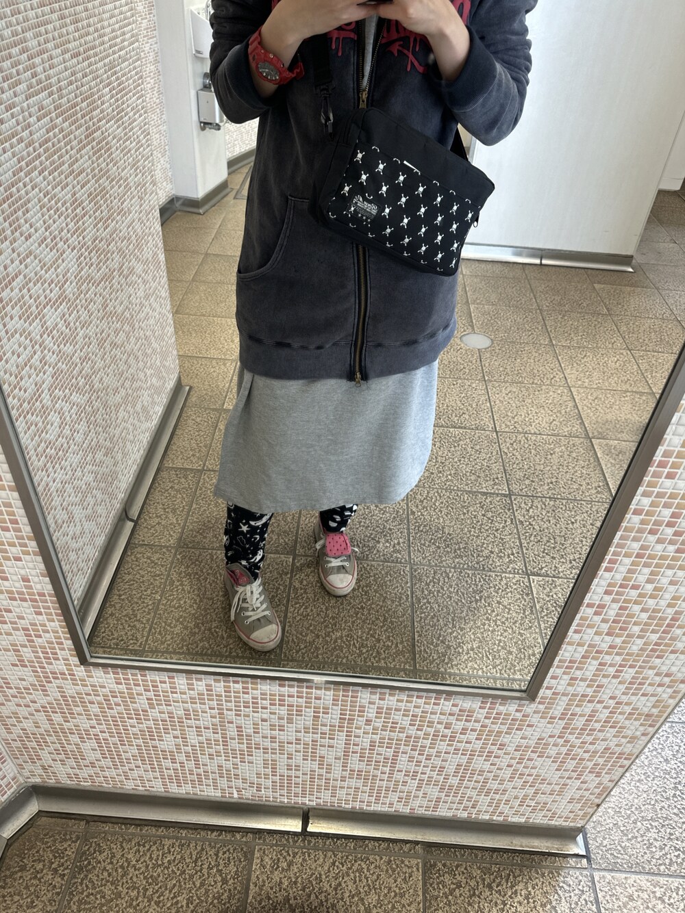 「淡色コーデ、お出かけコーデ日記、事務の人の休日、土曜日のたつきてぃー、ごがつっ、13日っ」｜「サンキのアイテム（ワンピース、グレー系）」を使った、🐸🐸たつきてぃー🧸さん（レディース・163cm）の春コーディネートの1枚目の写真