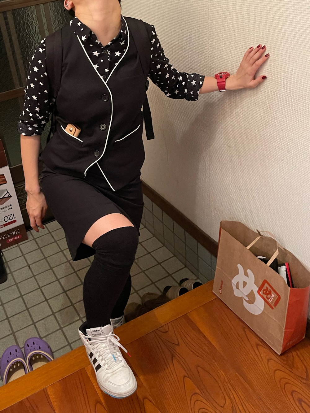 「だから秋服が好き、ラッキーカラーは黒、事務の人、ハイカットスニーカー、10月っっ、11日っ、月曜日のたつきてぃー」｜「adidasのポケモン アドバンテージ [Advantage Pokemon] アディダス（スニーカー、ホワイト系）」を使った、🐸🐸たつきてぃー🧸さん（レディース・162cm）の秋コーディネートの1枚目の写真