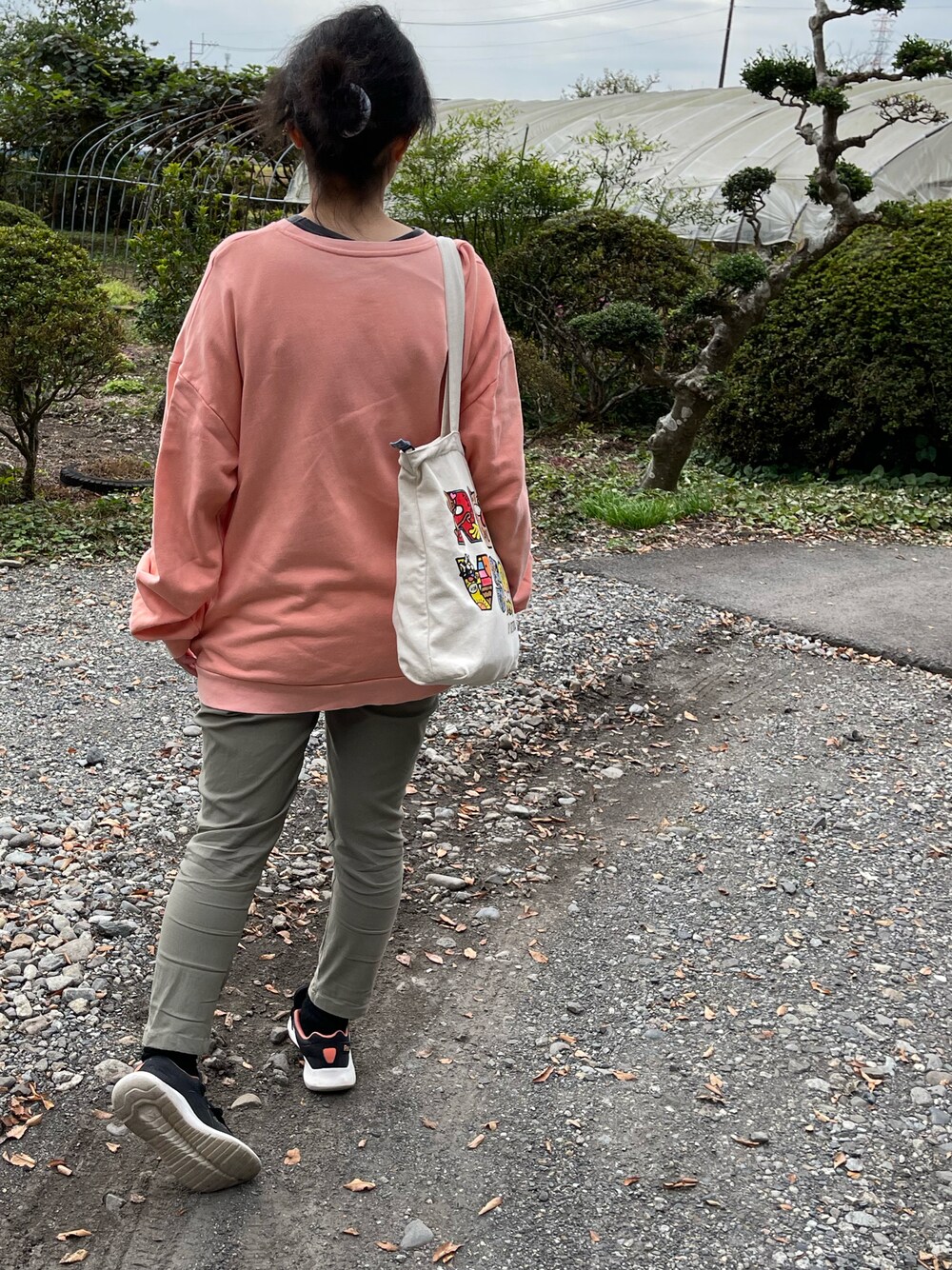 「秋ルック紹介するよ、とっておきの秋コーデ、秋たつきてぃー、10月っっ、16日っ、事務の人の休日出勤、日曜日のたつきてぃー、チャリ通、チャリで来た、きれいめカジュアル、ラッキーカラーはオレンジ」｜「Rydiaの裏起毛テーパードパンツ（その他パンツ、グリーン系）」を使った、🐸🐸たつきてぃー🧸さん（レディース・162cm）の秋コーディネートの1枚目の写真