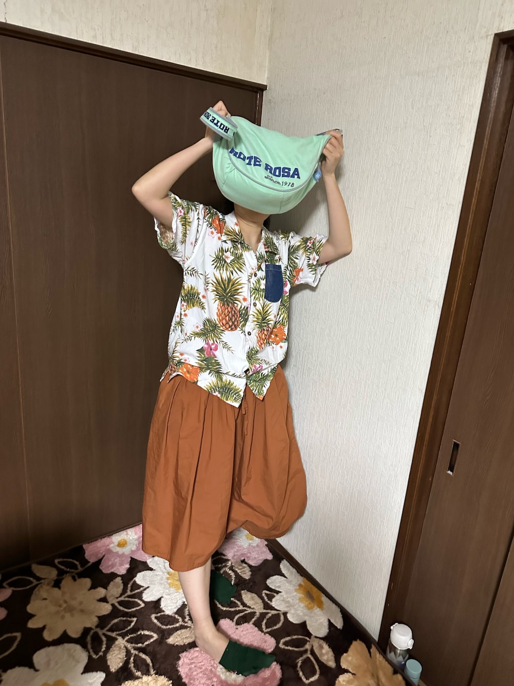 「夏コーデ、レイヤードスタイル、フェススタイル、ラッキーカラーは緑、ラッキーカラーは茶色、事務の人、水曜日のたつきてぃーどうでしょう、梅雨(天パ強め)、梅雨たつきてぃー、7月っ、10日っ、ロングスカート、ショルダーバッグ、あたらしいやーつ、雨たつき」｜「ROTE ROSA 🌺のアイテム（シャツ/ブラウス、ホワイト系）」を使った、🐸🐸たつきてぃー🧸さん（レディース・163cm）の夏コーディネートの1枚目の写真