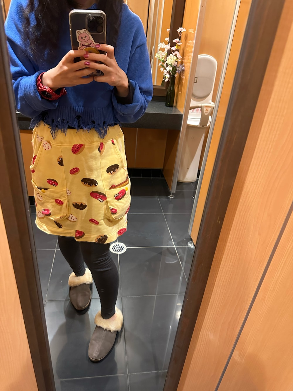 「冬たつきてぃー、ラッキーカラーは青、ラッキーカラーは黄色、事務の人の休日、12月っ、21日っ、冬コーデ、土曜日のたつきてぃー」｜「Minnetonkaの【MINNETONKA】ミネトンカ　SHEEPSKIN MULE/シープスキンスリッパ　別注（スリッポン、グレー系）」を使った、🐸🐸たつきてぃー🧸さん（レディース・163cm）の冬コーディネートの1枚目の写真
