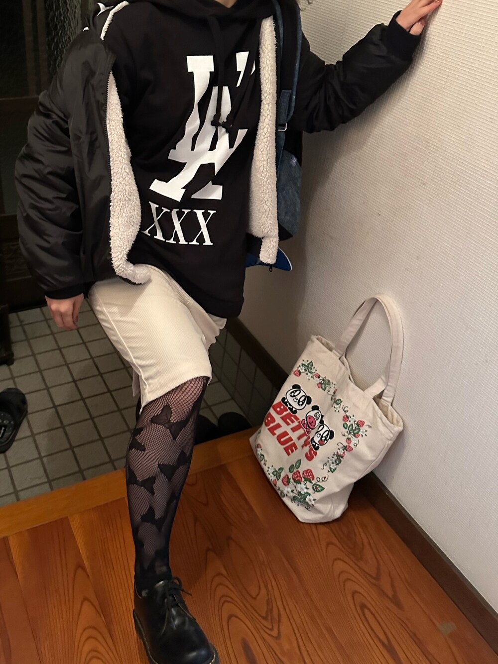 「コーデュロイ、ローファー、ラッキーカラーは黒、事務の人、火サスならぬ火たつ、12月っ、5日っ、トートバッグ、モノトーン、冬たつきてぃー」｜「ワークマンのアイテム（スカート、ホワイト系）」を使った、🐸🐸たつきてぃー🧸さん（レディース・162cm）の冬コーディネートの1枚目の写真