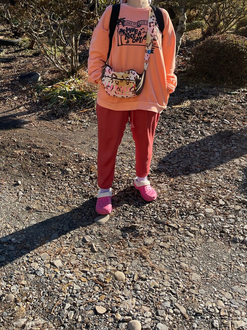 「春服、事務の人の休日、ラッキーカラーはだいだい色、2月っ、16日っ、水曜日のたつきてぃーどうでしょう、ラッキーカラーはムラサキ」｜「ROTE ROSAのアイテム（ボディバッグ/ウエストポーチ、ピンク系）」を使った、🐸🐸たつきてぃー🧸さん（レディース・162cm）の冬コーディネートの1枚目の写真
