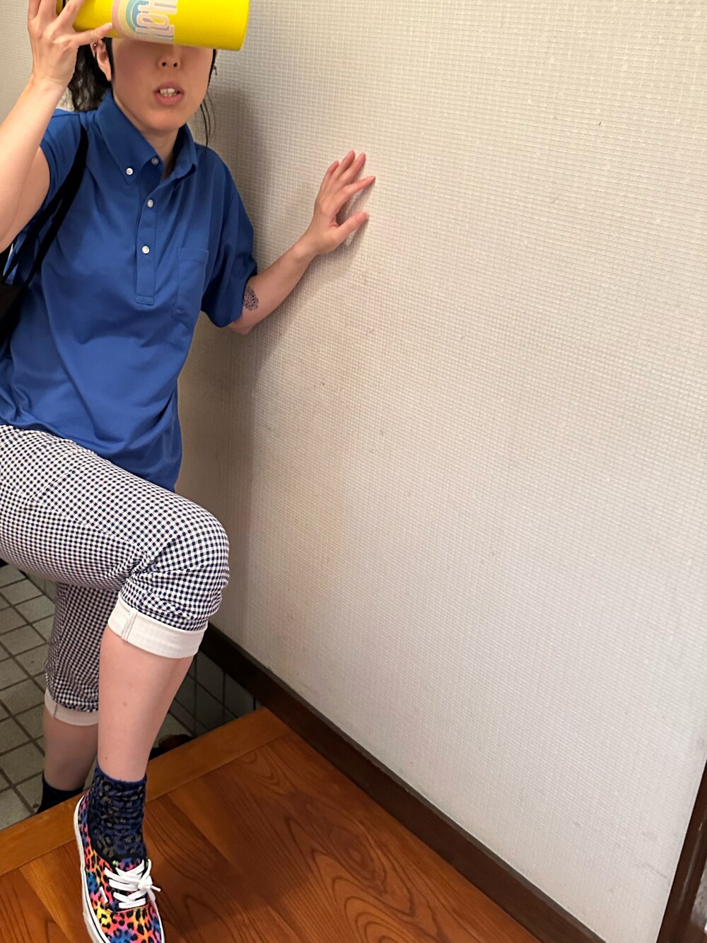 「ラッキーカラーは青、事務の人、火サスならぬ火たつ、夏たつきてぃー、アツいコーデ全部見せ、8月っ、20日っ、ポロシャツ、チェックパンツ、スニーカー、トートバッグ」｜「職場の👕2500円のアイテム（ポロシャツ、ブルー系）」を使った、🐸🐸たつきてぃー🧸さん（レディース・163cm）の夏コーディネートの1枚目の写真