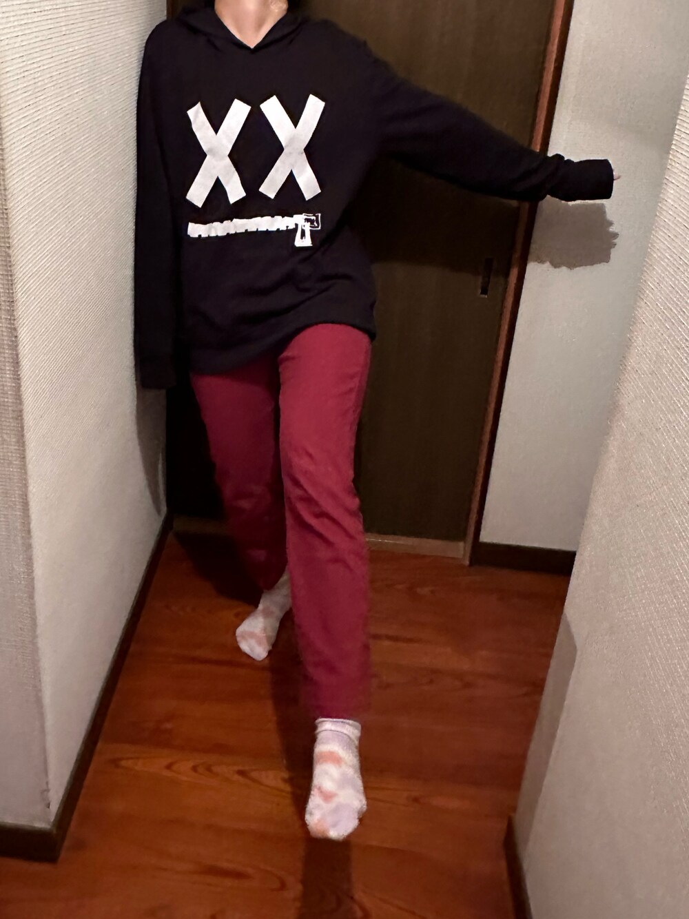 「春服、春たつきてぃー、事務の人、ラッキーカラーはワインレッド、3月っ、25日っ、土曜日のたつきてぃー、ビッグシルエット、カラーパンツ」｜「KMKのアイテム（パーカー、ブラック系）」を使った、🐸🐸たつきてぃー🧸さん（レディース・163cm）の春コーディネートの1枚目の写真