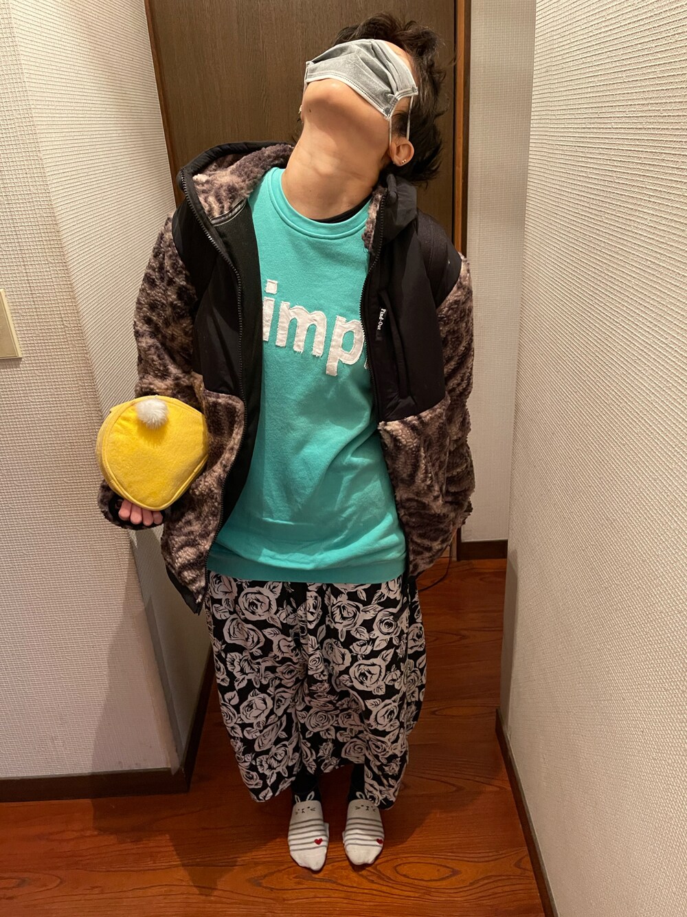 「ボストンバッグ、ラッキーカラーはミントグリーン、事務の人、木曜日のたつきてぃー、私の推しブランド、1月っ、13日っ、あたらしいやーつ、ロゴスウェット、静電気きらーい」｜「ワークマンのアイテム（その他アウター、ブラック系）」を使った、🐸🐸たつきてぃー🧸さん（レディース・162cm）の冬コーディネートの1枚目の写真
