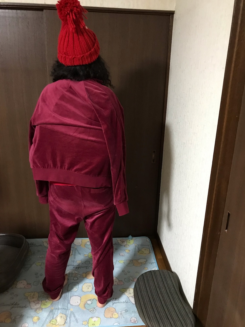「お出かけコーデ、ラッキーカラーは赤、事務の人の休日、土曜日のたつきてぃー、2月っ、3日っ、冬たつきてぃー、冬アウター、セットアップ、ダウンジャケット、スニーカー、あなたの街にたつきてぃーが行く」｜「earth music&ecologyの・7col 中綿ショートブルゾン ●（ブルゾン、レッド系）」を使った、🐸🐸たつきてぃー🧸さん（レディース・162cm）の冬コーディネートの1枚目の写真