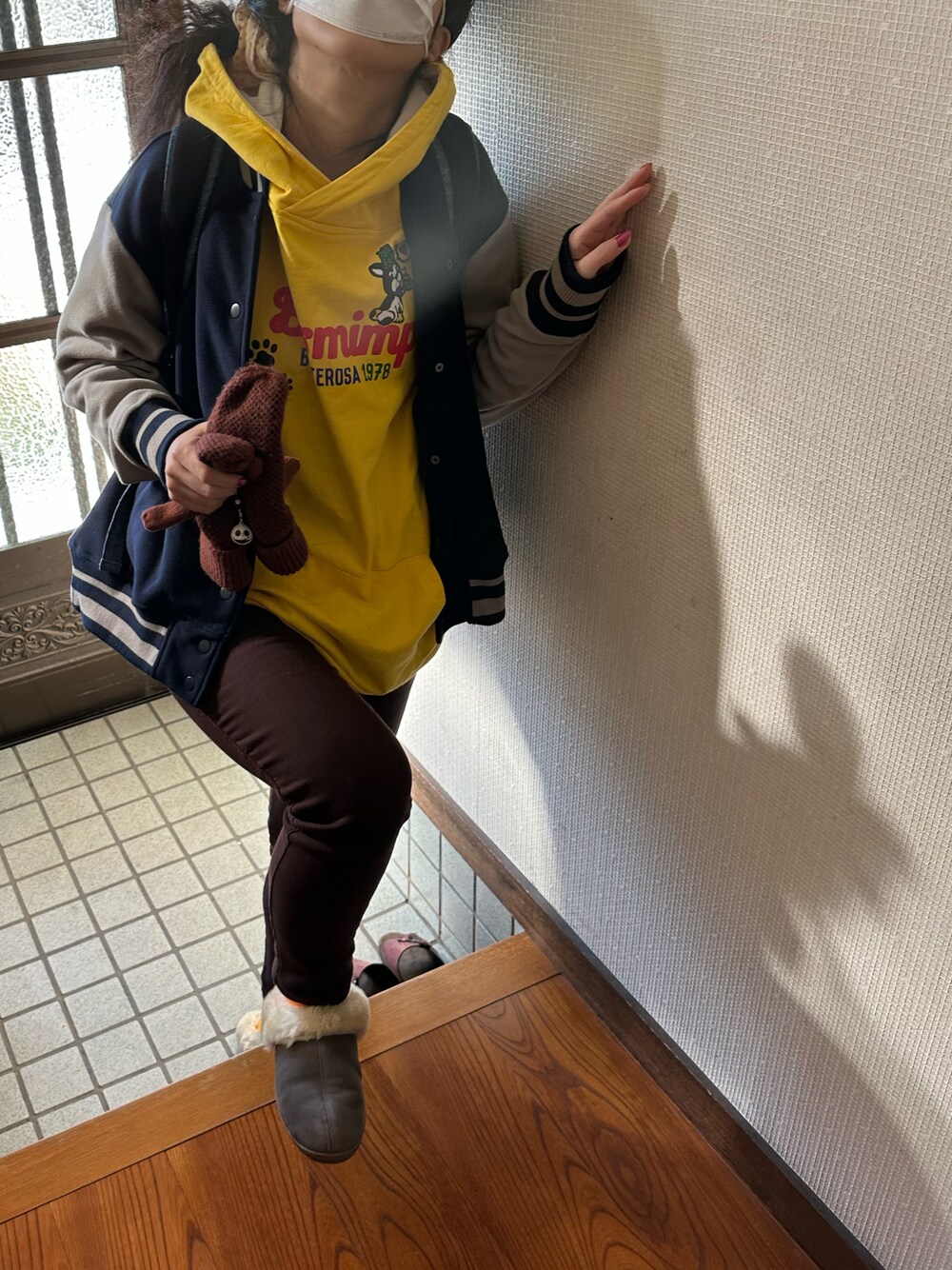 「ラッキーカラーは黄色、事務の人、火サスならぬ火たつ、冬たつきてぃー、静電気きらーい、チャリ通勤、12月っ、10日っ」｜「Minnetonkaの【MINNETONKA】ミネトンカ　SHEEPSKIN MULE/シープスキンスリッパ　別注（スリッポン、グレー系）」を使った、🐸🐸たつきてぃー🧸さん（レディース・163cm）の冬コーディネートの1枚目の写真