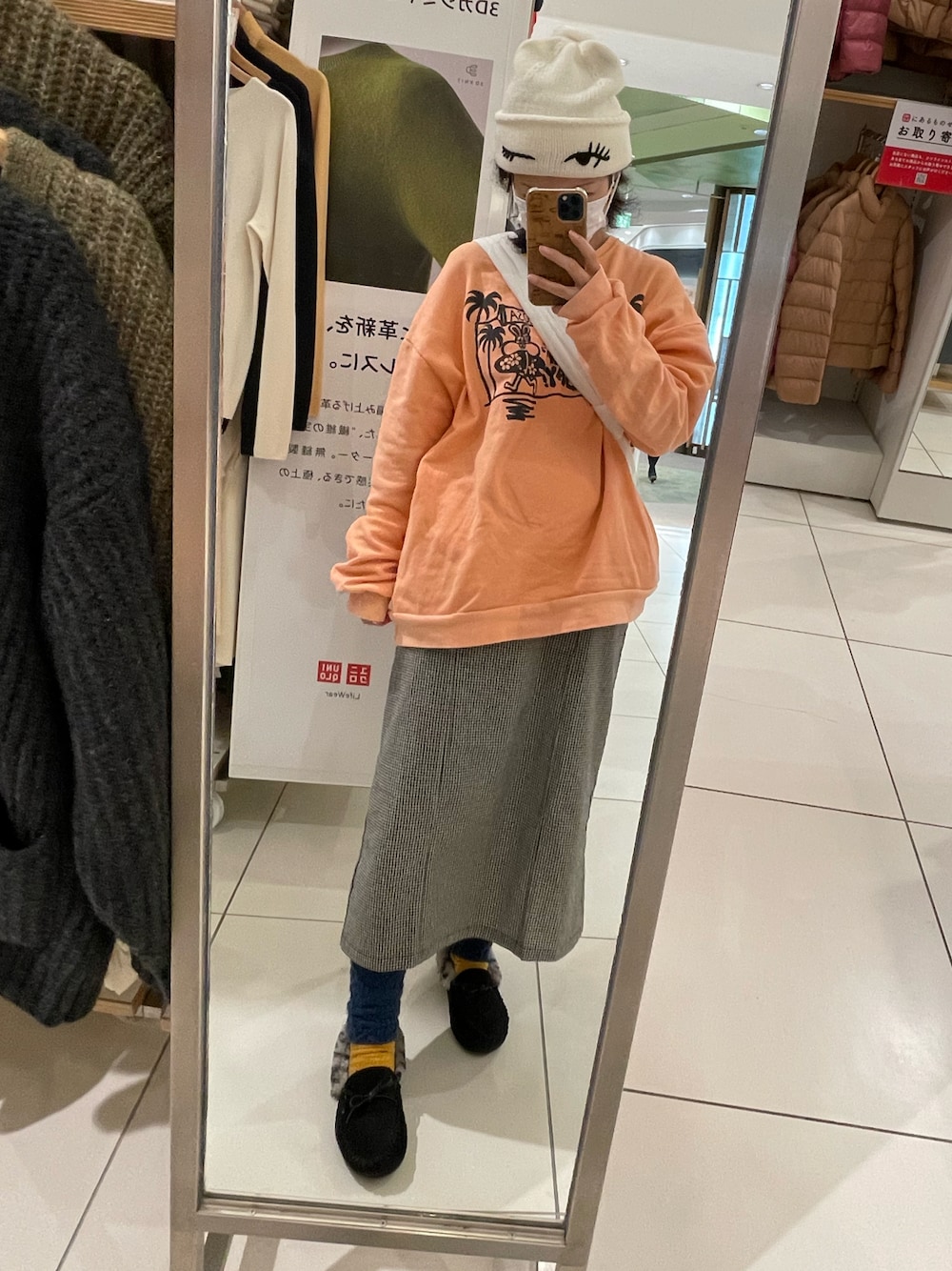 「事務の人の休日、ラッキーカラーはオレンジ、たつ金曜ロードショー、はなきんはなきん、れんきゅー、冬たつきてぃー、12月っ、2日っ、あたらしいやーつ、ニット帽」｜「ROTE ROSAのアイテム（スウェット、オレンジ系）」を使った、🐸🐸たつきてぃー🧸さん（レディース・162cm）の冬コーディネートの1枚目の写真