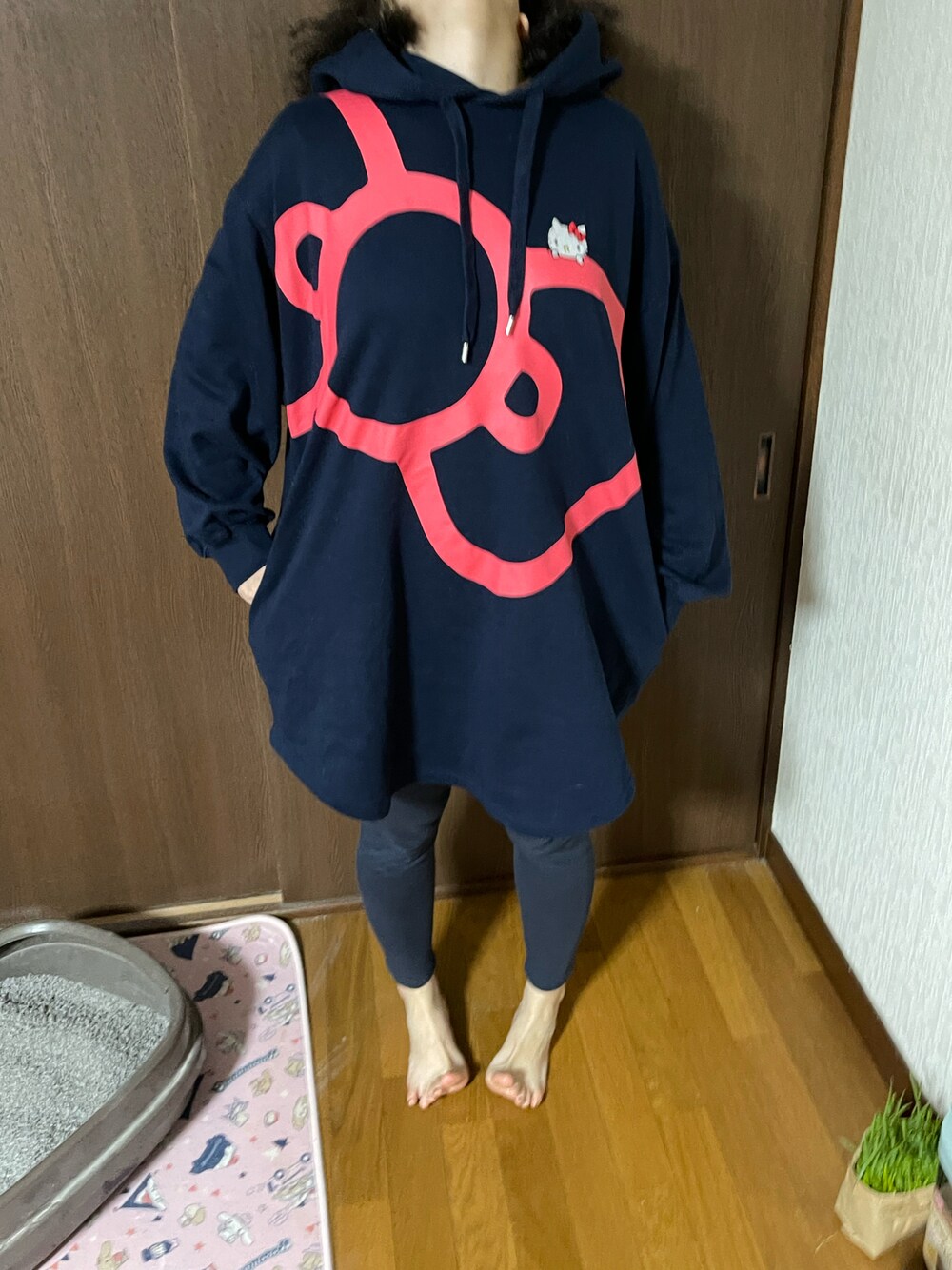 「ラッキーカラーは紺色、事務の人の休日、れんきゅー、日曜日のたつきてぃー、11月っっ、20日っ、きれいめカジュアル」｜「Design Tshirts Store graniphのコラボレーションオーバーサイズパーカー/ハローキティリボン(サンリオキャラクターズ)(ネイビー)（ワンピース、ブルー系）」を使った、🐸🐸たつきてぃー🧸さん（レディース・162cm）の秋コーディネートの1枚目の写真