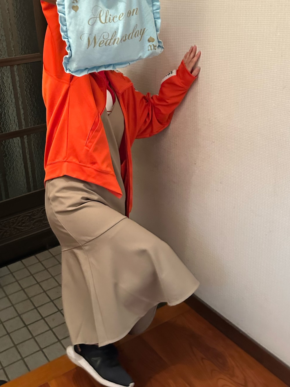 「チャリ通勤、ロゴT、きれいめカジュアル、シンプルコーデ、レイヤードスタイル、ごがつっ、21日っ、夏服、夏たつきてぃー、ラッキーカラーはオレンジ、ラッキーカラーは赤、火サスならぬ火たつ、事務の人、スニーカー」｜「GUのアイテム（ワンピース、ベージュ系）」を使った、🐸🐸たつきてぃー🧸さん（レディース・162cm）の春コーディネートの1枚目の写真