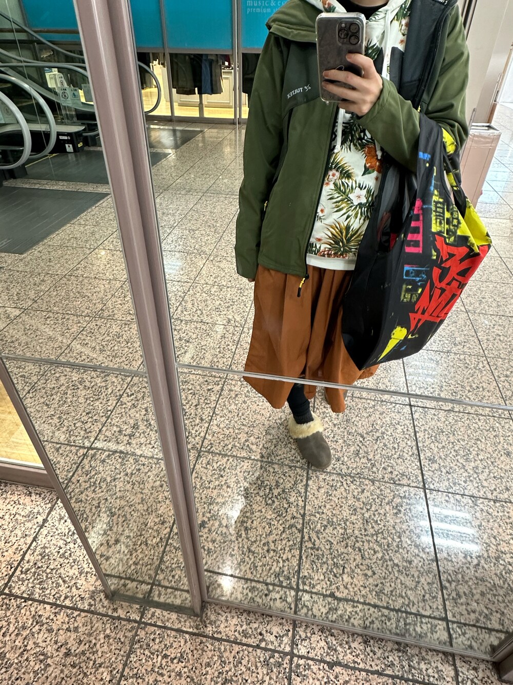「ファッションを楽しもう、事務の人の休日、月曜日のたつきてぃー、11月っっ、20日っ、冬たつきてぃー、ラッキーカラーは緑、ラッキーカラーは茶色」｜「サンキのアイテム（ミリタリージャケット、グリーン系）」を使った、🐸🐸たつきてぃー🧸さん（レディース・163cm）の秋コーディネートの1枚目の写真