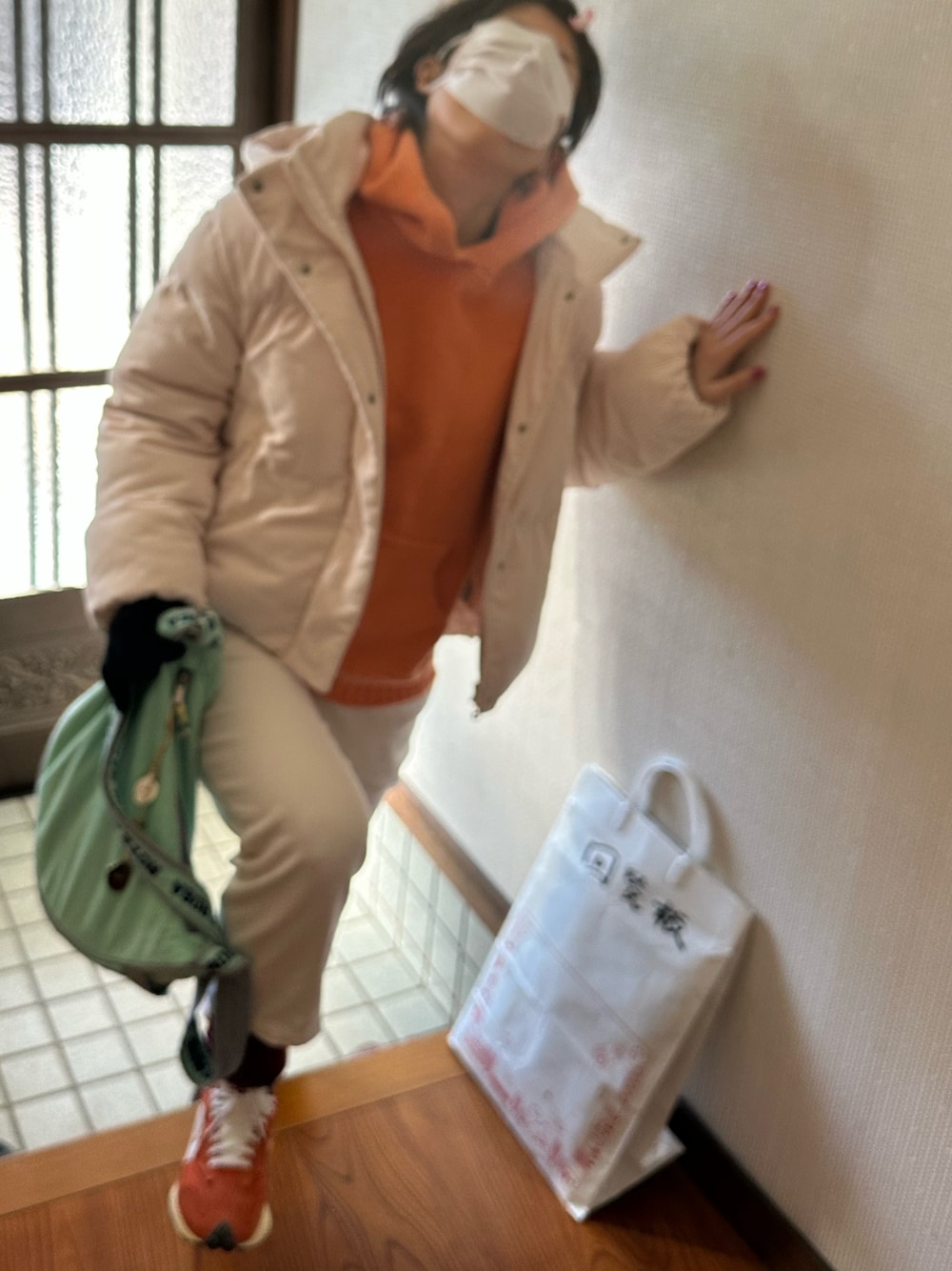 「チャリ通勤、ラッキーカラーはオレンジ、ラッキーカラーは白、事務の人、たつ金曜ロードショー、はなきんはなきん、1月っ、10日っ、冬たつきてぃー、静電気きらーい、冬アウター、ショルダーバッグ、スニーカー、白パンツ」｜「NEW BALANCEのNew Balance ニューバランス U327WRH(D) U327W U327WRH ORANGE(RH)（スニーカー、オレンジ系）」を使った、🐸🐸たつきてぃー🧸さん（レディース・163cm）の冬コーディネートの1枚目の写真