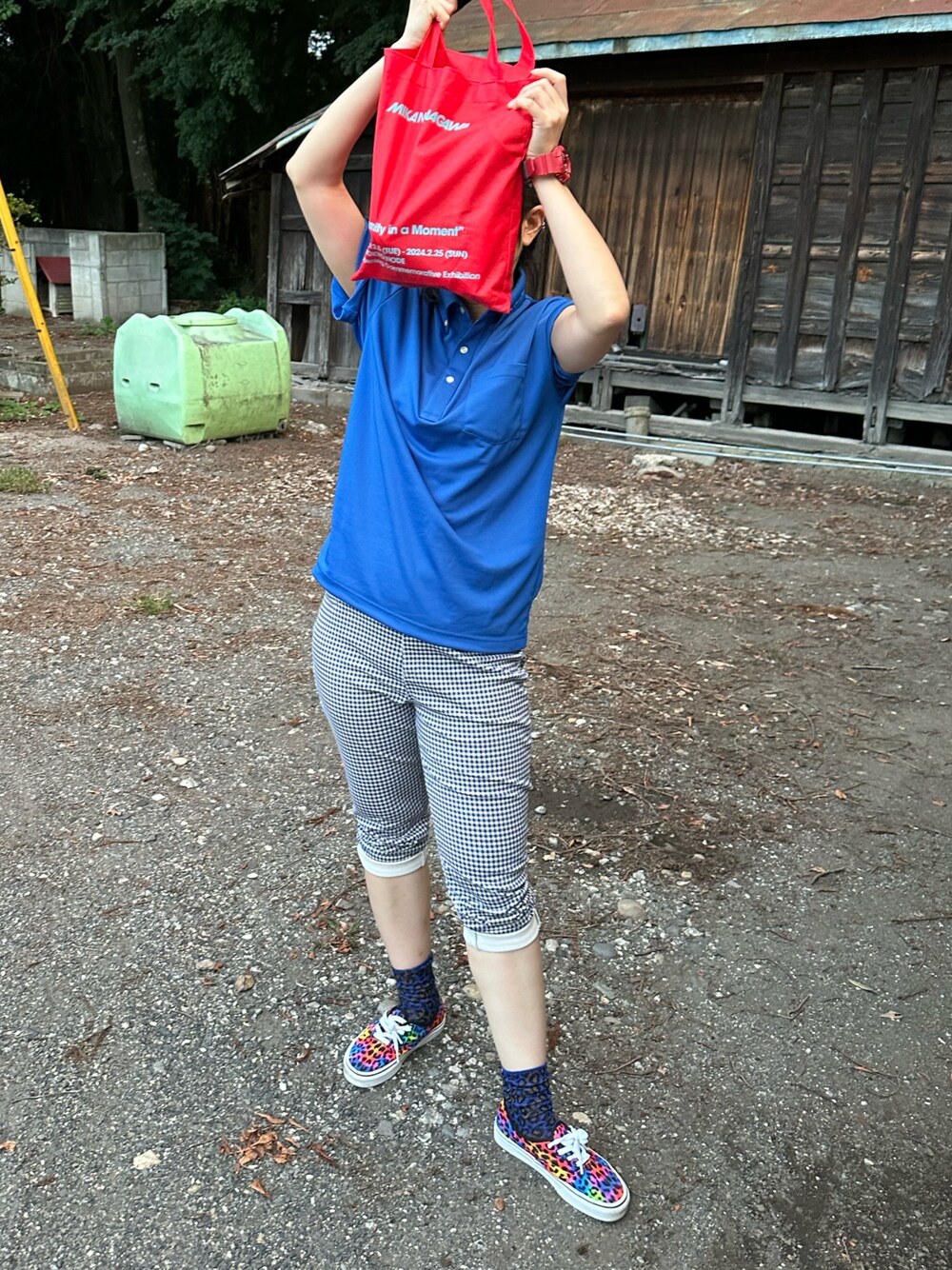 「ラッキーカラーは青、事務の人、木曜日のたつきてぃー、ポロシャツ、スニーカー、アツいコーデ全部見せ、夏コーデ、夏たつきてぃー、8月っ、８日っ、トートバッグ」｜「職場の👕2500円のアイテム（ポロシャツ、ブルー系）」を使った、🐸🐸たつきてぃー🧸さん（レディース・163cm）の夏コーディネートの1枚目の写真