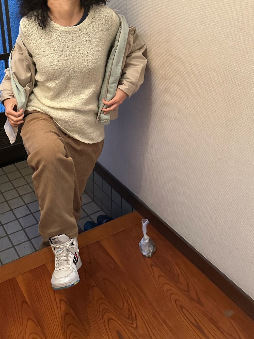 「ニット、水曜日のたつきてぃーどうでしょう、2月っ、22日っ、事務の人、ラッキーカラーは白、冬たつきてぃー」｜「ワークマンのアイテム（パンツ、ベージュ系）」を使った、🐸🐸たつきてぃー🧸さん（レディース・163cm）の冬コーディネートの1枚目の写真