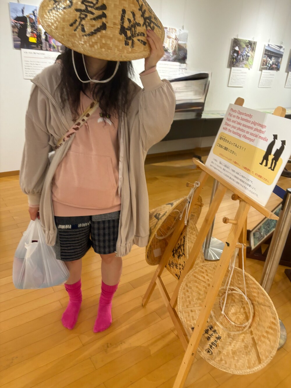 「ラッキーカラーはピンク、ラッキーカラーはグレー、事務の人の休日、日曜日のたつきてぃー、3月っ、2日っ、春たつきてぃー、あなたの街にたつきてぃーが行く、ルーズソックス、ハーフパンツ」｜「UNIQLOのドラゴンボール スウェットプルパーカ（長袖）（パーカー、ピンク系）」を使った、🐸🐸たつきてぃー🧸さん（レディース・163cm）の春コーディネートの1枚目の写真