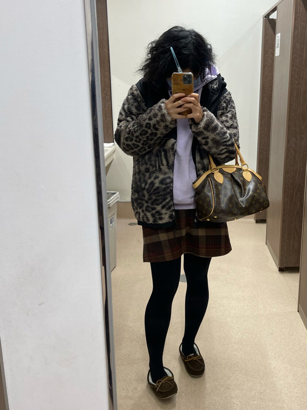 「あたらしいやーつ、事務の人の休日、ラッキーカラーは茶色、木曜日のたつきてぃー、1月っ、5日っ、冬たつきてぃー、ロゴスウェット」｜「LOUIS VUITTONのアイテム（ハンドバッグ、ブラウン系）」を使った、🐸🐸たつきてぃー🧸さん（レディース・163cm）の冬コーディネートの1枚目の写真