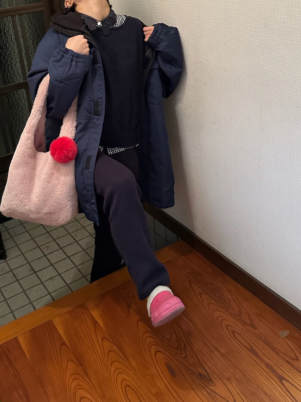 「ファーバッグ、ラッキーカラーは紺色、事務の人、月曜日のたつきてぃー、12月っ、11日っ」｜「先輩にもらったのアイテム（ハンドバッグ、ピンク系）」を使った、🐸🐸たつきてぃー🧸さん（レディース・162cm）の冬コーディネートの1枚目の写真