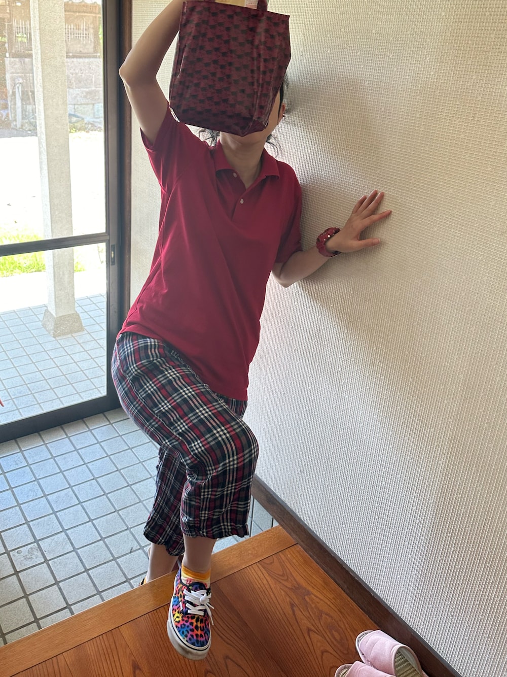 「ラッキーカラーは赤、事務の人、月曜日のたつきてぃー、夏たつきてぃー、7月っ、29日っ、カラーパンツ、柄パンツ、チェック、ポロシャツ、スニーカー」｜「UNIQLOのMEN ドライカノコポロシャツ（半袖）（ポロシャツ、レッド系）」を使った、🐸🐸たつきてぃー🧸さん（レディース・163cm）の夏コーディネートの1枚目の写真